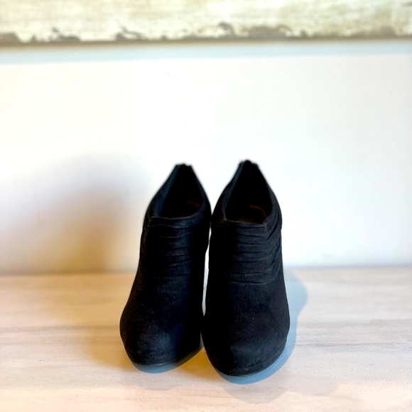 Kelly & Katie Ankle Black Booties - Picture 2 of 6